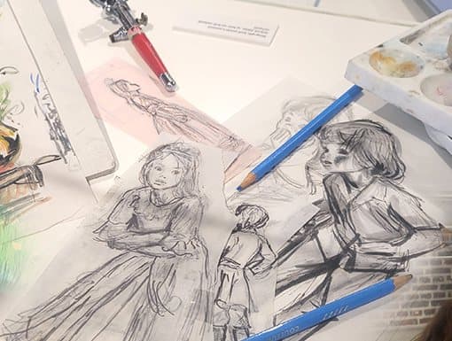 Croquis originaux au crayon de Marcel Marlier posés sur sa table de travail